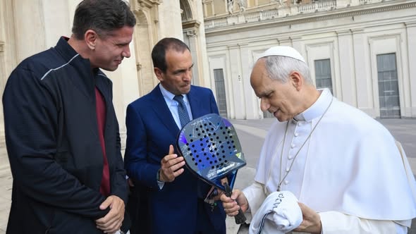 Read more about the article FIP President Luigi Carraro and Paquito Navarro received by Pope Leo XIV during the BNL Italy Major Premier Padel